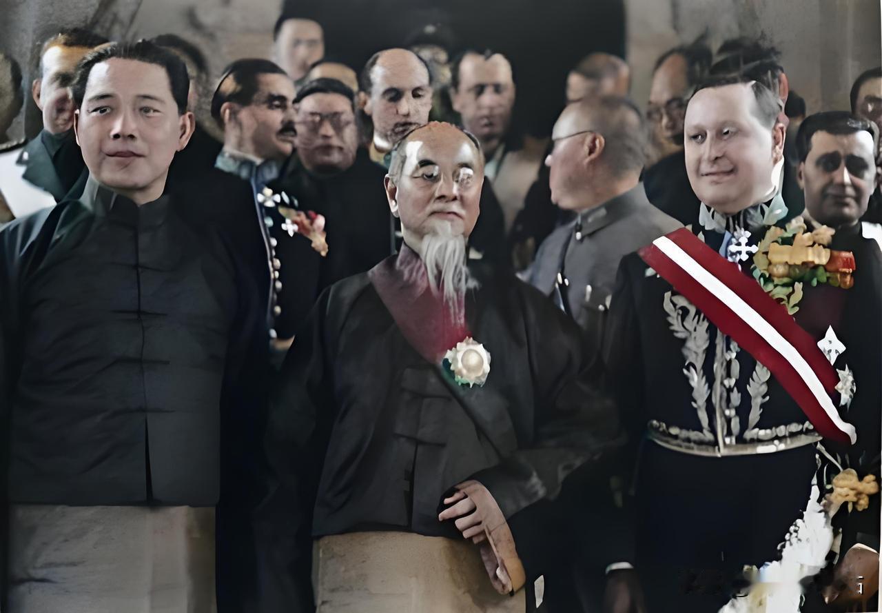 1935年1月25日，在国书递交仪式圆满结束后，意大利驻华大使洛哈科诺、当时国民