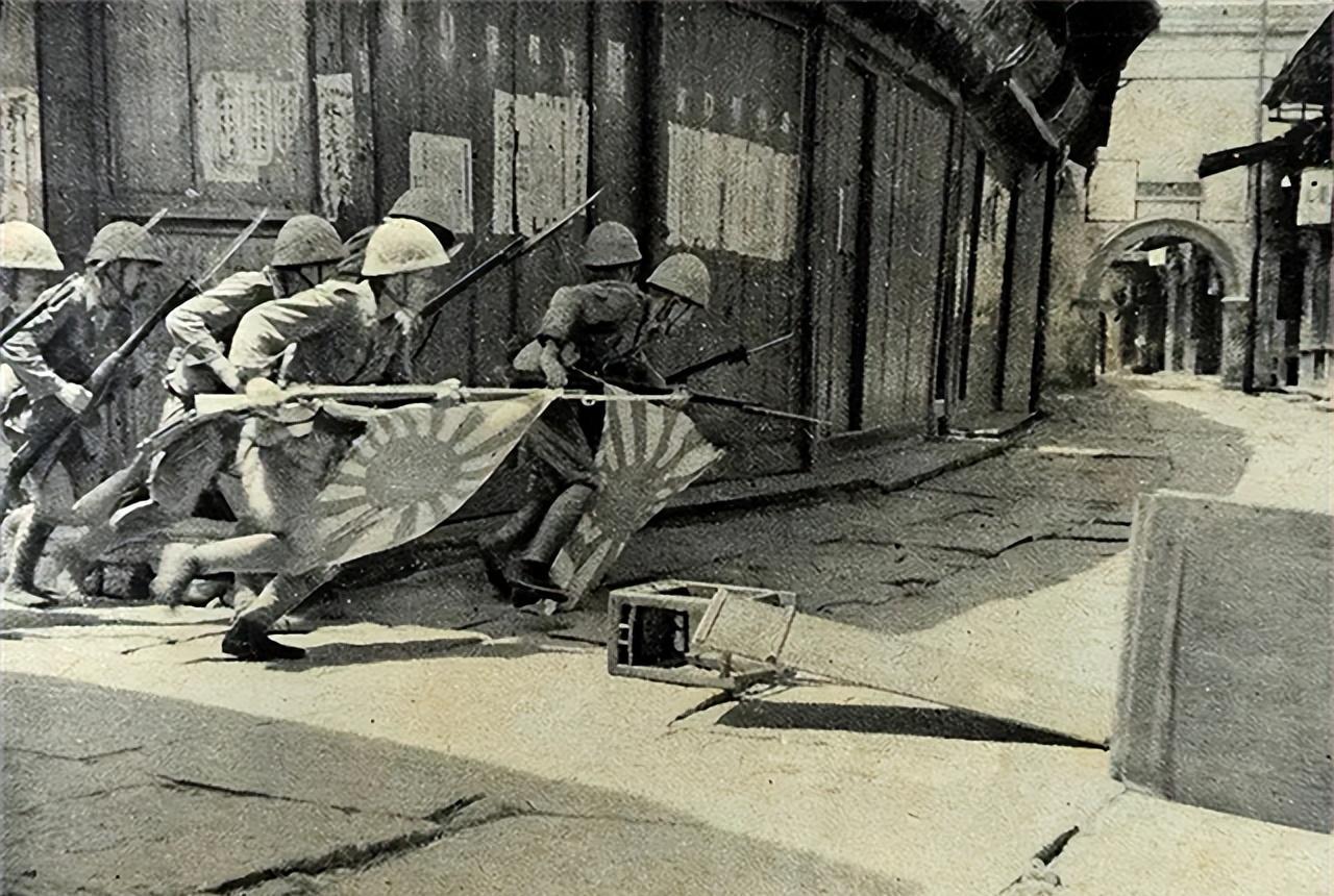 1975年，在东北深山，一个猎人发现一具骨骸，心里很难受，当他看到骨骸旁的破烂本