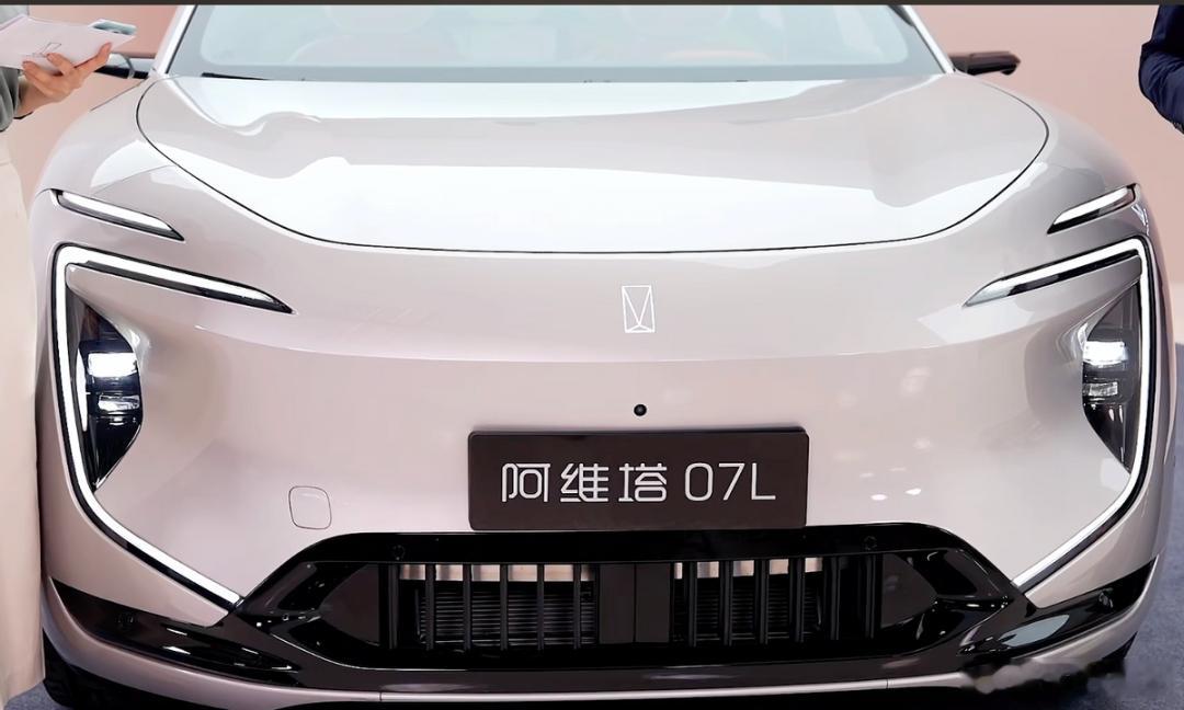 6月29日，阿维塔07L正式完成内饰首秀，新车计划7月正式上市，内饰采用环抱式座