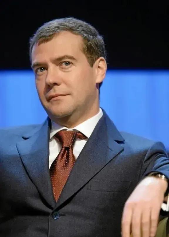 梅德韦杰夫：一旦战败，就用核弹攻击4个国家，让世界进入末日，将动用战略核武器针对