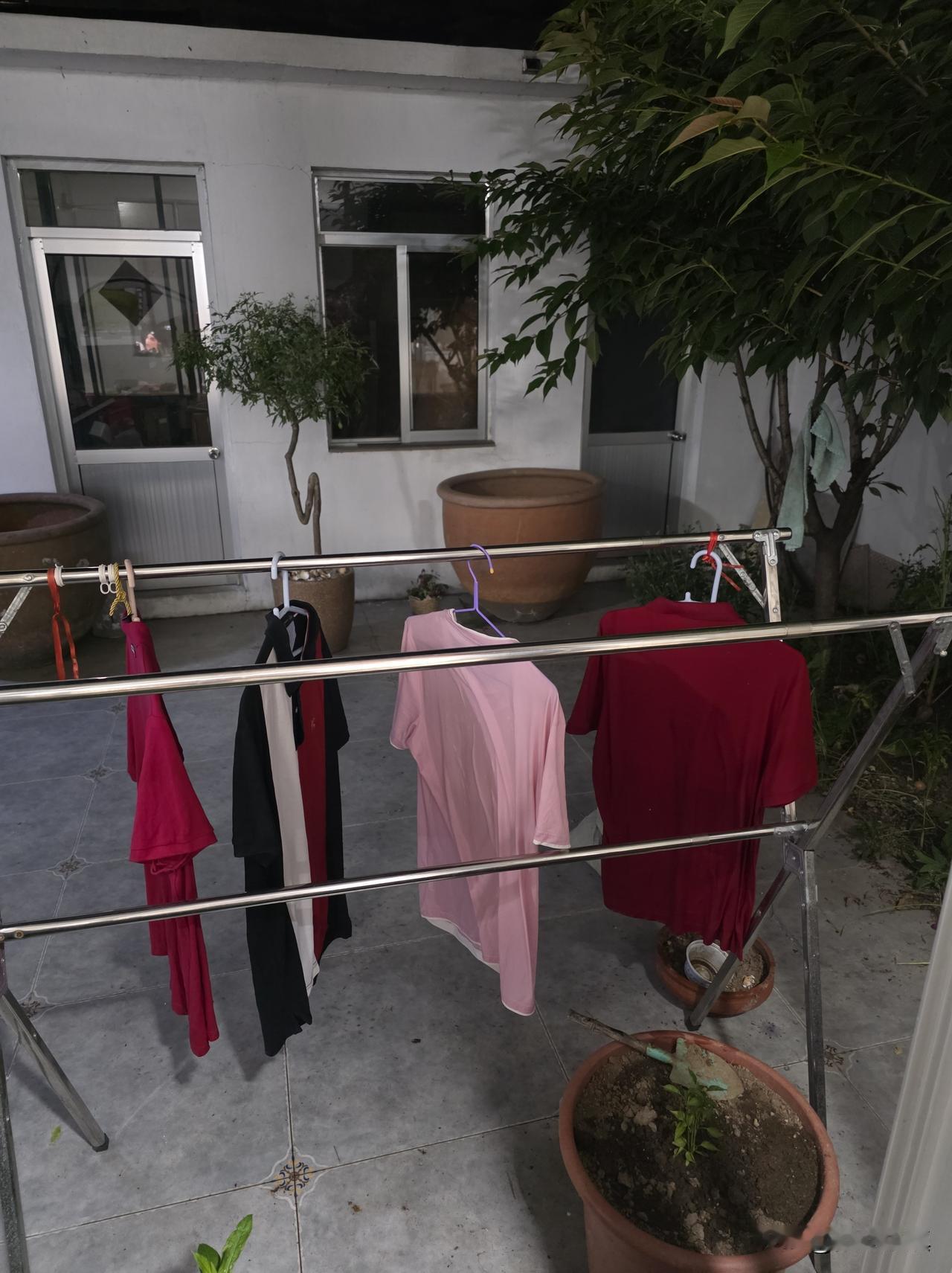 返璞归真：回到手洗衣服的时代真好……

昨晚6点钟，把几件要洗的体恤衫用洗衣粉泡