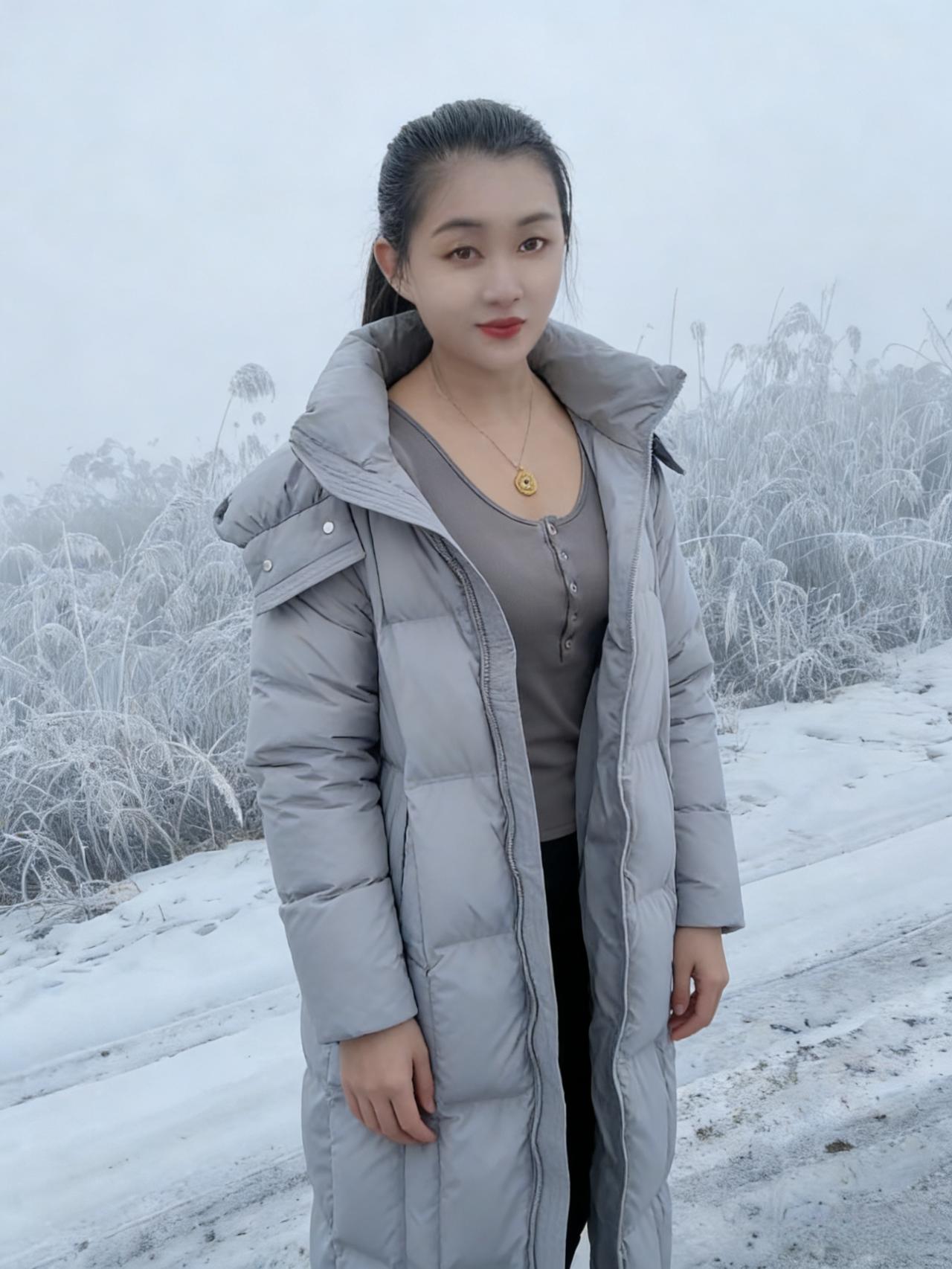 我走进雾的怀抱
灰色羽绒服裹住所有情绪
苇草的冰壳在身侧轻响
像往事的碎片在摇晃