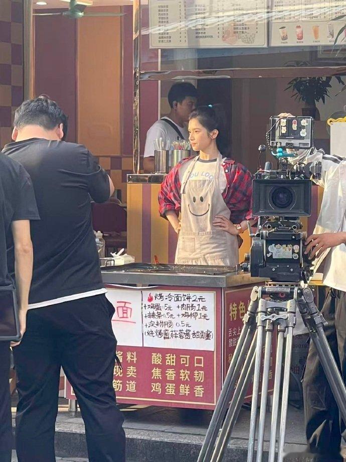 偶遇张婧仪做烤冷面偶遇张婧仪做烤冷面，好萌萌的感觉~ 张婧仪新剧做烤冷面路透