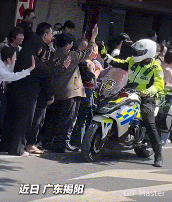 好有爱的一幕！
广东揭阳一名交警在维护秩序时路边群众以为是要击掌，纷纷举起手掌和