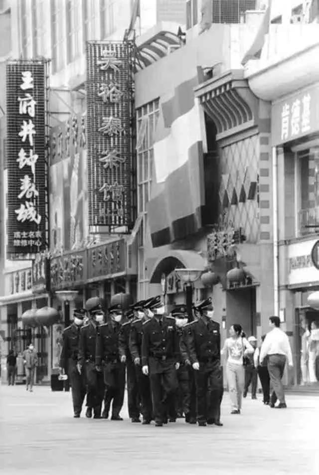 2003年5月，北京，王府井大街上戴着口罩的巡逻队。 ​​​