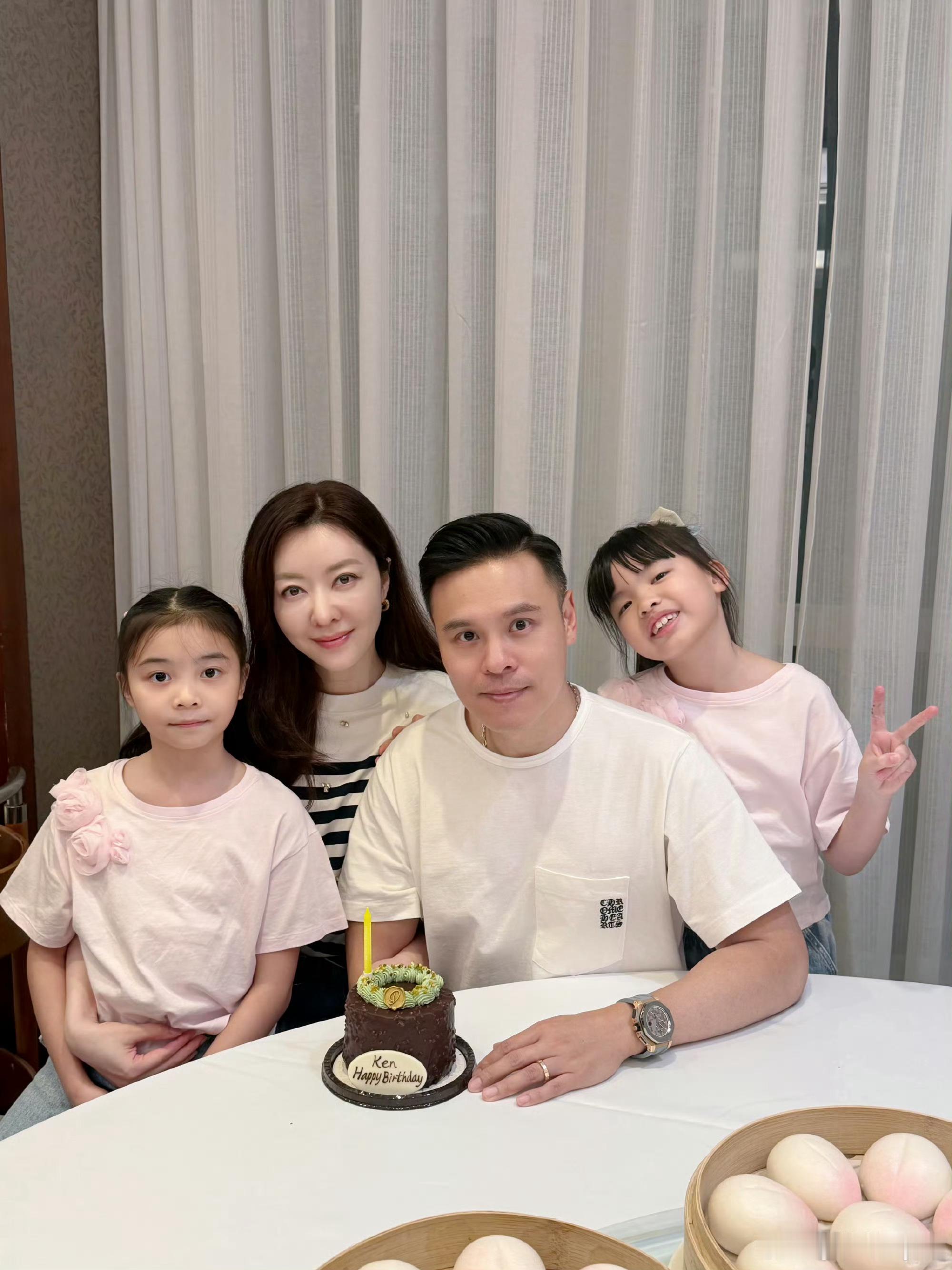 熊黛林双胞胎女儿颜值都说女大十八变，放在熊黛林这对双胞胎小姐妹身上再贴切不过，妥