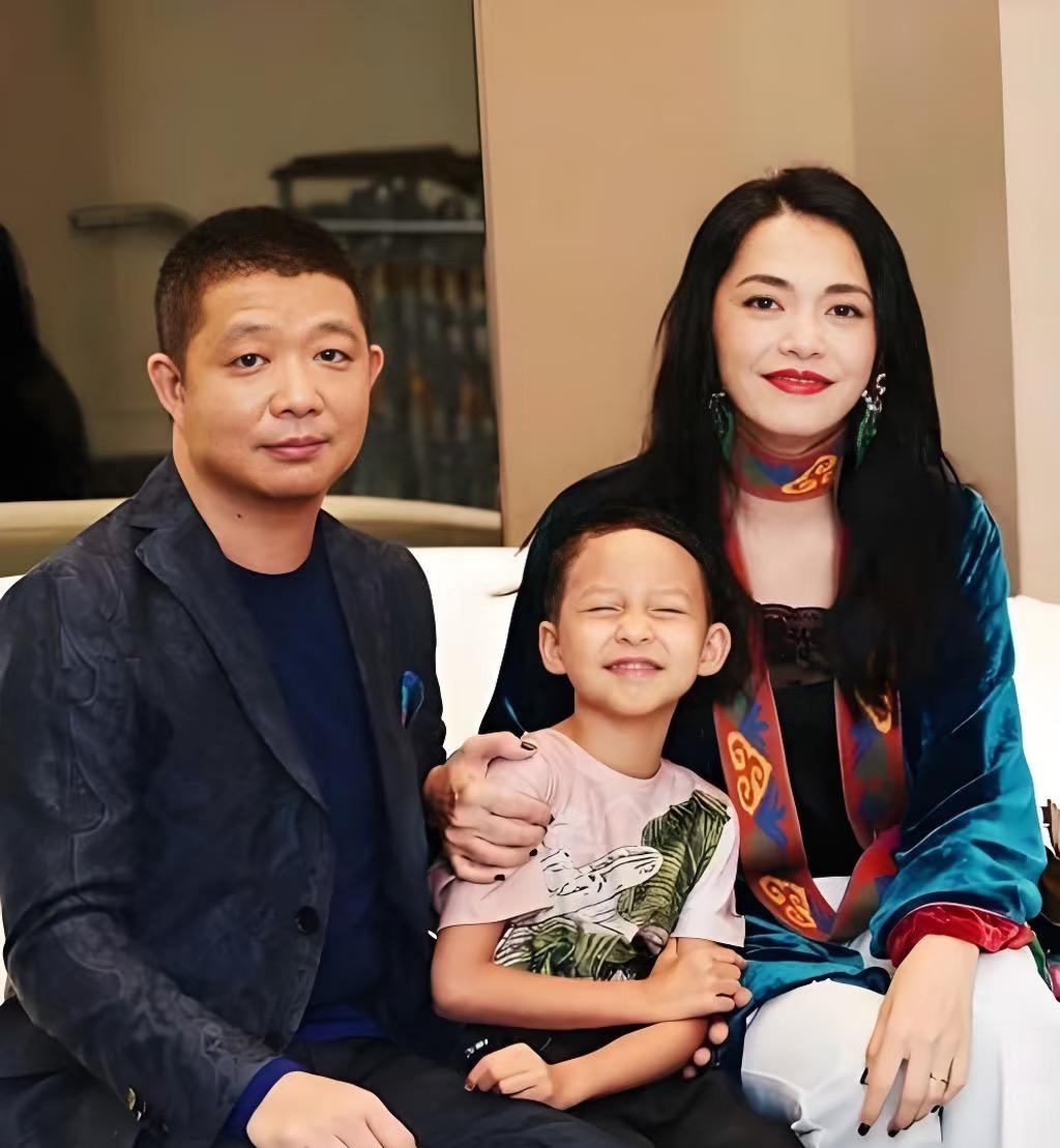 离婚后首同框的姚晨曹郁， 给全天下和平分开的夫妻上了一课， 那就是感情走到尽头不