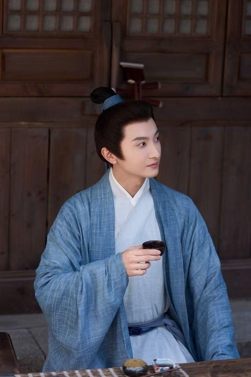 牛骏峰兰香如故破三万福利牛骏峰作为演员，不仅出身于京剧科班，还会弹吉他、会唱歌，