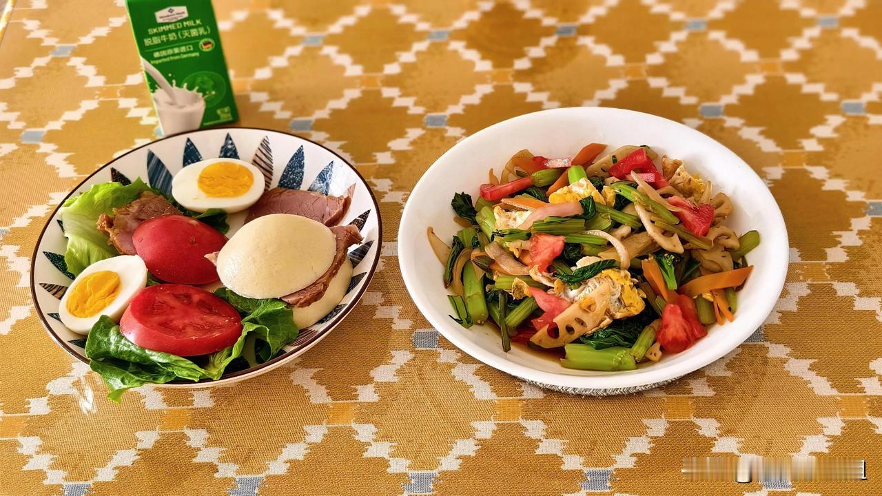 今天的“热素”早餐。你看热不热闹，素不素净。
拌了一大盘菜，里面有菜心、藕片、胡