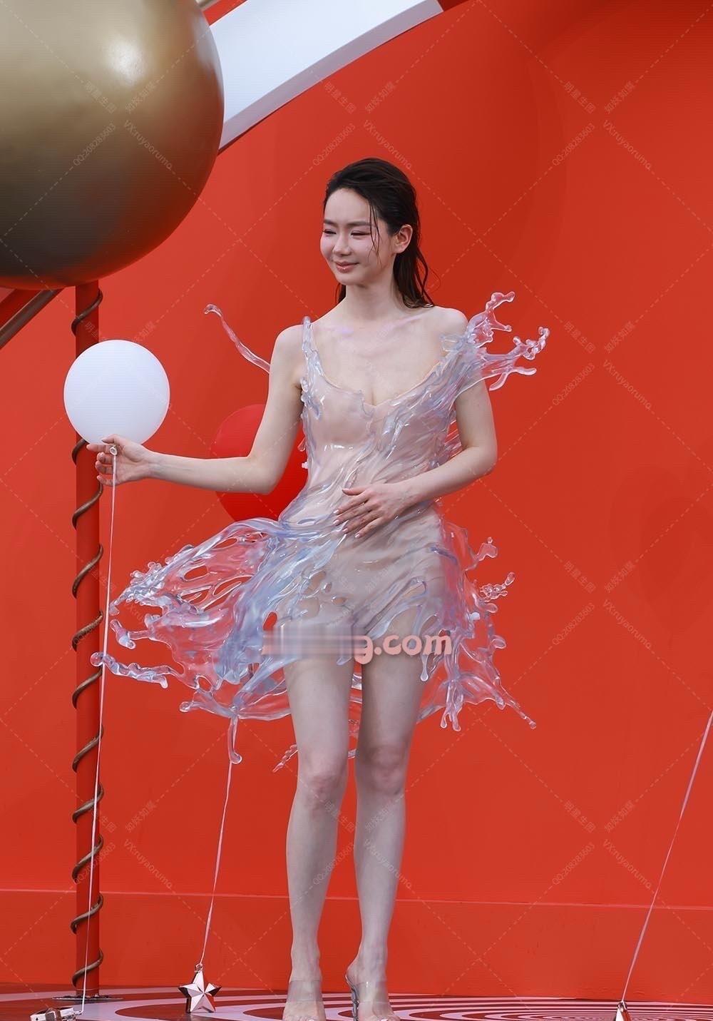 被这件裙子美到了！戚薇红毯生图水花凝固礼服，像从模型里走出来的透明手办 ​​​