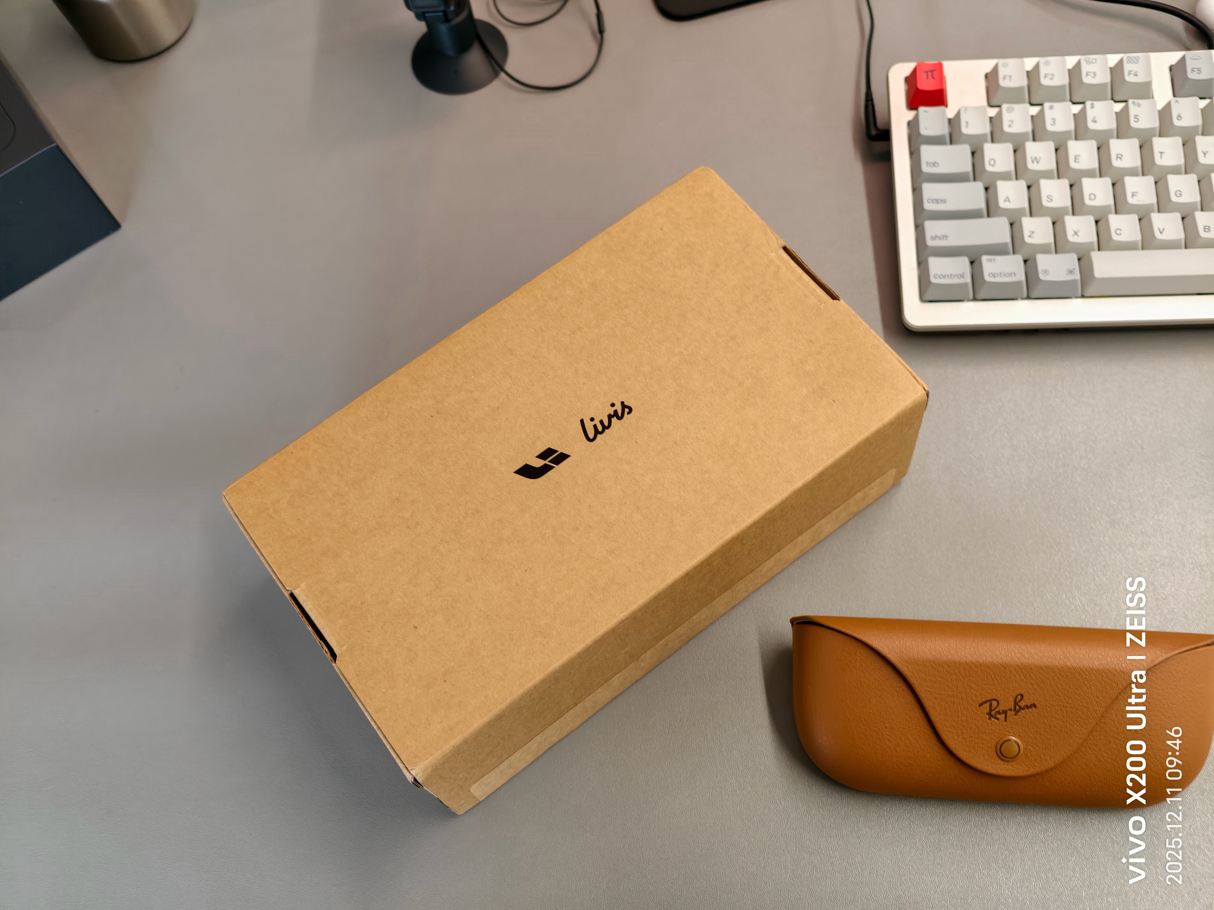 特斯拉车友们，给个提示。趁着有货，去买个 Livis 眼镜 吧！