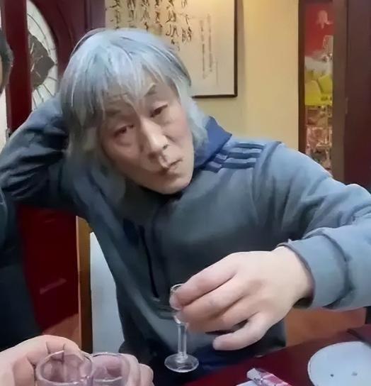 曾红极一时，20 岁专辑卖 700 万张，离婚 18 年，如今满头白发认不出！