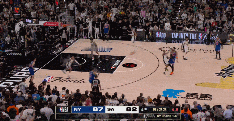 沙美特像个战神！ 第四节两个三分了，这是东决三分12中11的狠人。NBA