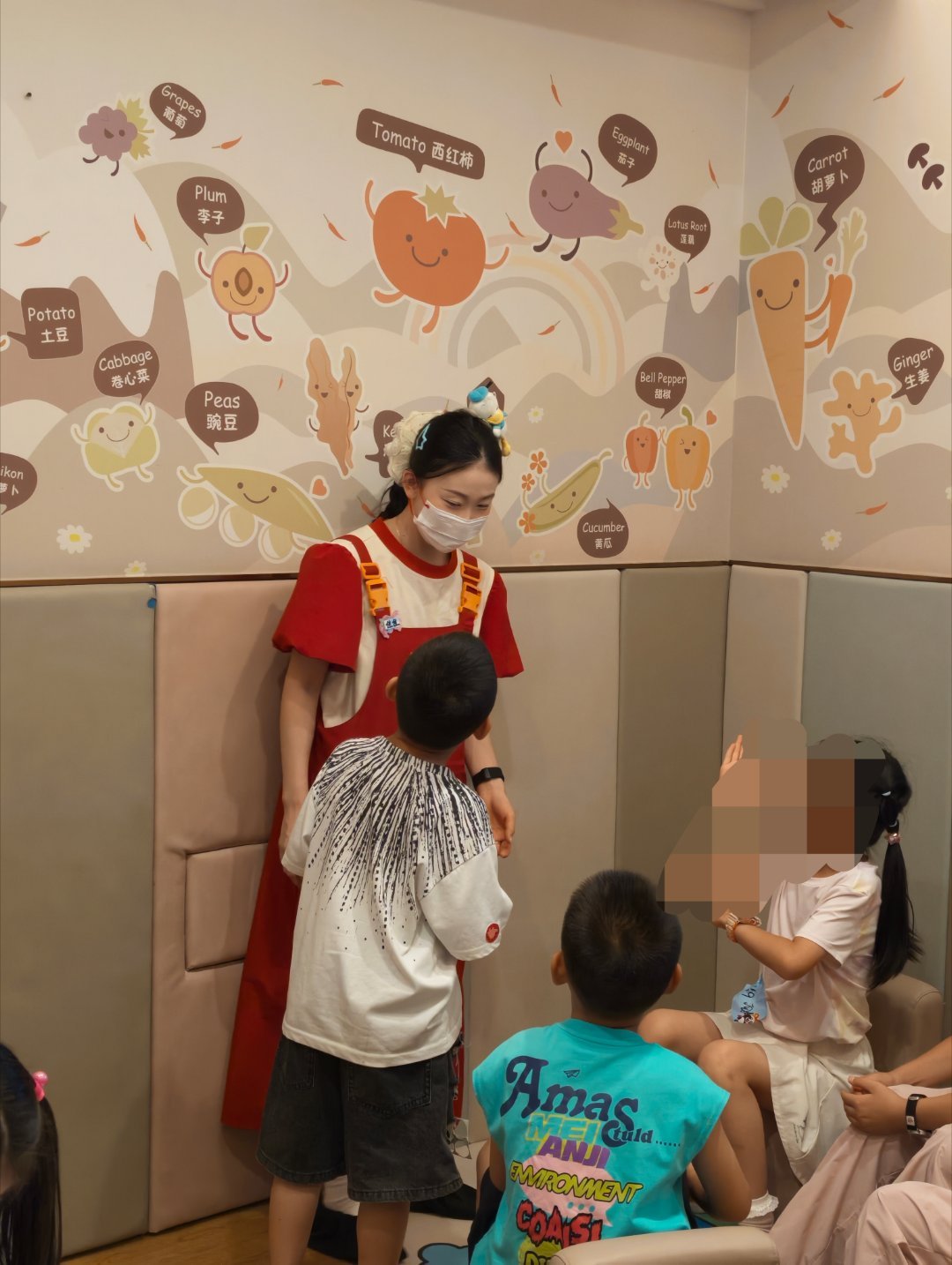海底捞是真适合带孩子来，还有个姐姐领孩子玩~ 家长自己去吃饭做美甲~ 