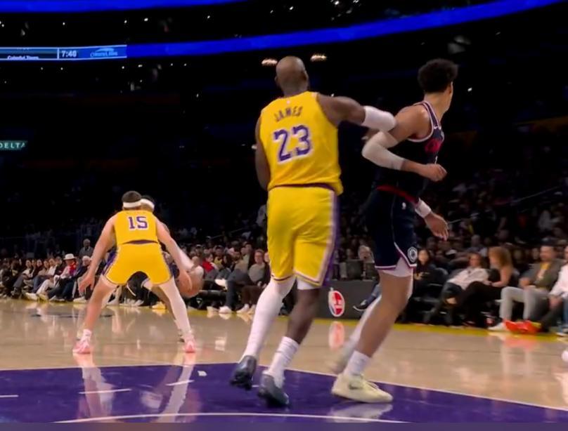 勒布朗致命失误惊出汗 连续五场两双成安慰

北京时间2月21日，湖人与快船的洛城