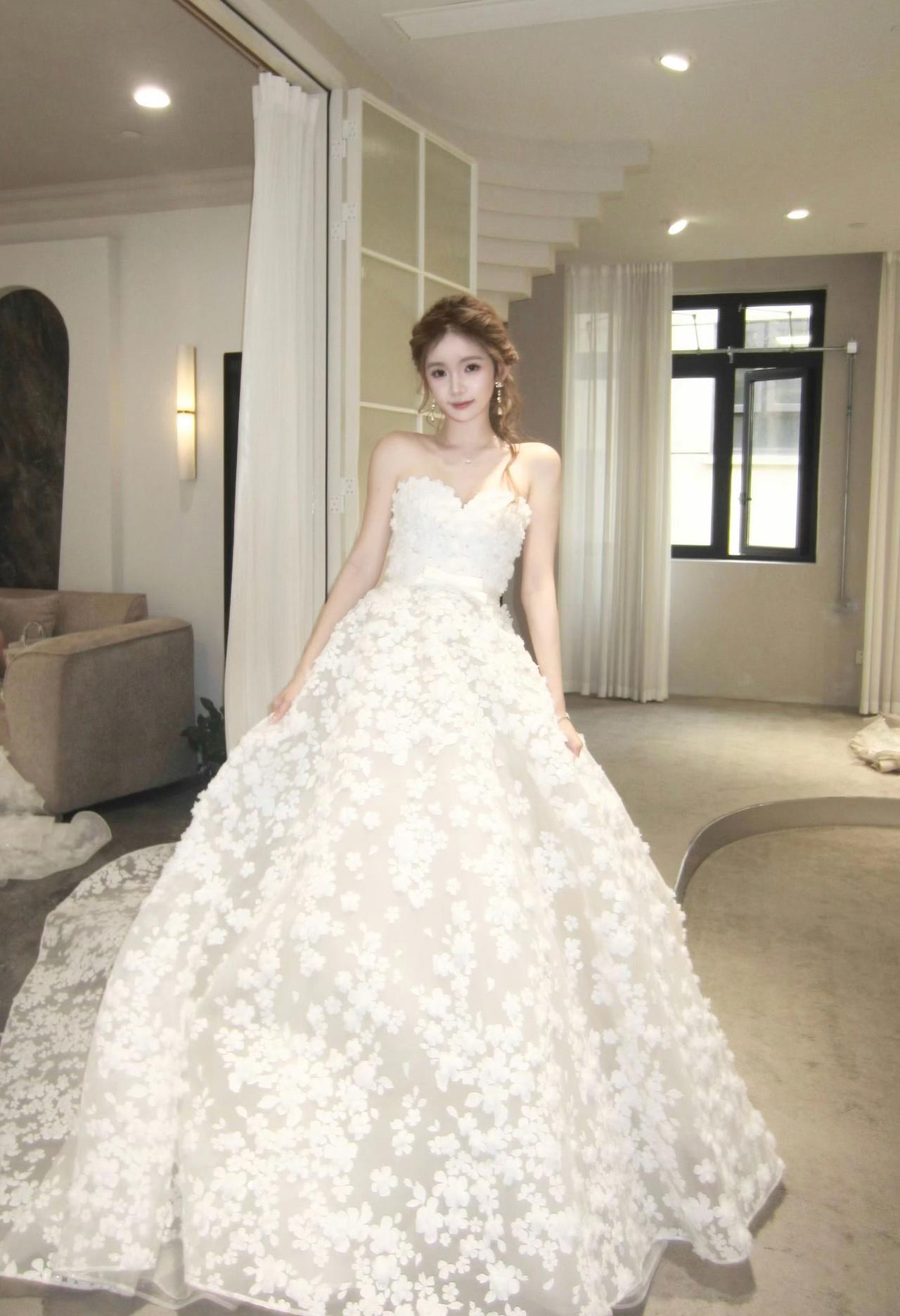 一袭白纱，盛满温柔与期许。在暖光里慢慢试穿，感受裙摆的轻盈，也触摸幸福的轮廓。原