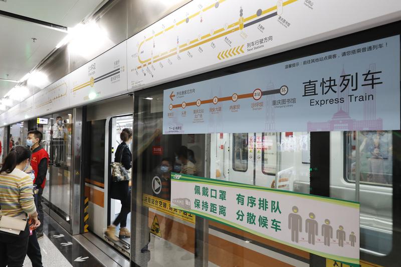 4月21日，女子反映在重庆地铁9号线列车车厢内有家长怀抱儿童小便，尿液直接流至车