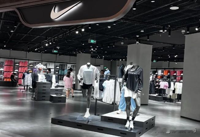 耐克中国销售大跌，一年少卖70亿，耐克为什么突然卖不动了？
 
前两天耐克披露2