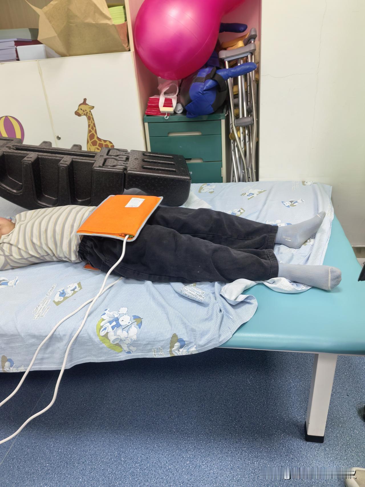 今天中午我和大孙子小柚子美美的睡了一觉，好久没有睡过午觉了。

睡醒已经两点十分