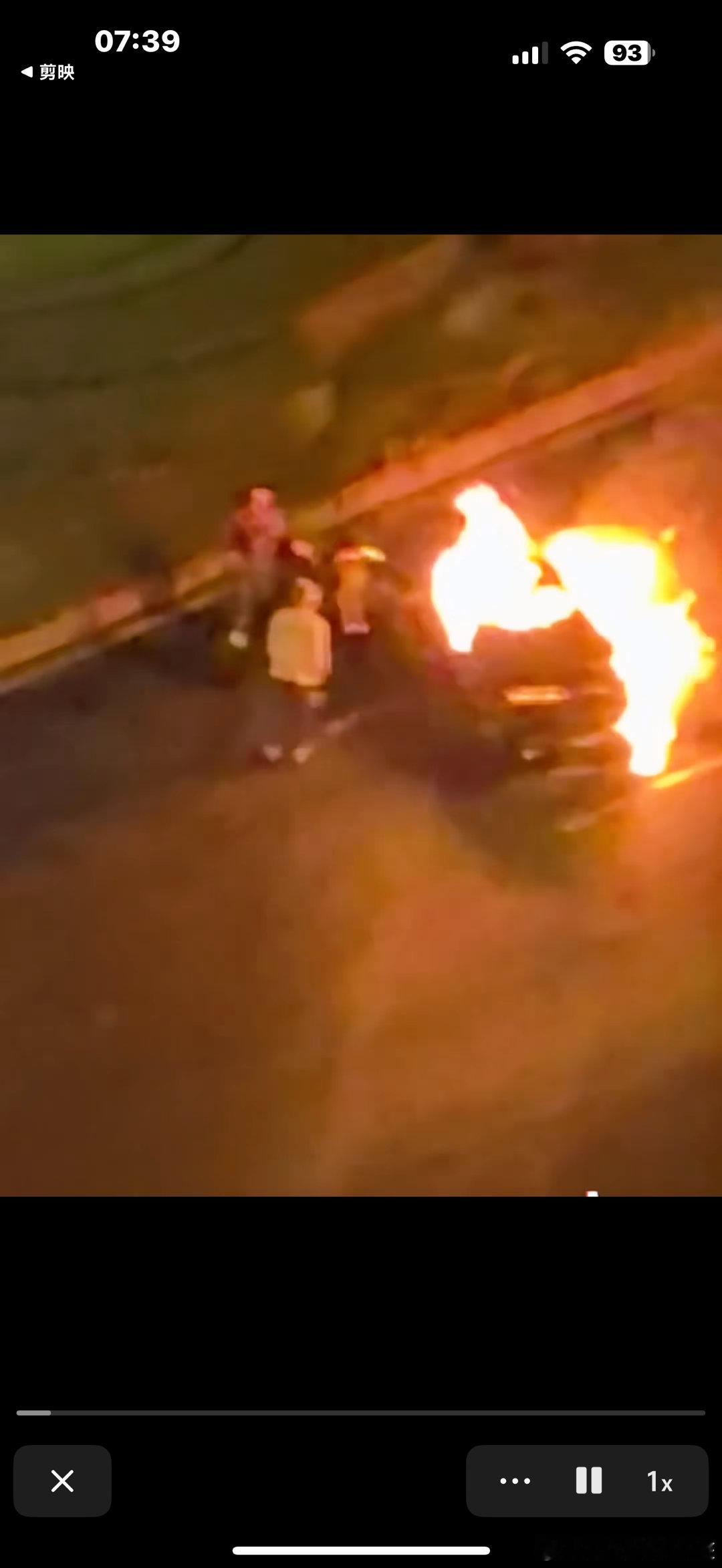 什么车自燃了，车门打不开？以前我只看到雷克萨斯，这是什么车 ​​​