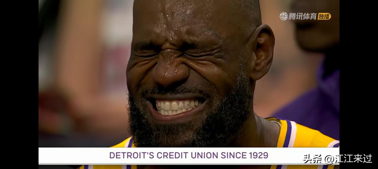 詹姆斯第一节被戳到小拇指，导致半场5中0,1分未得！詹姆斯表情痛苦，场下接受治疗