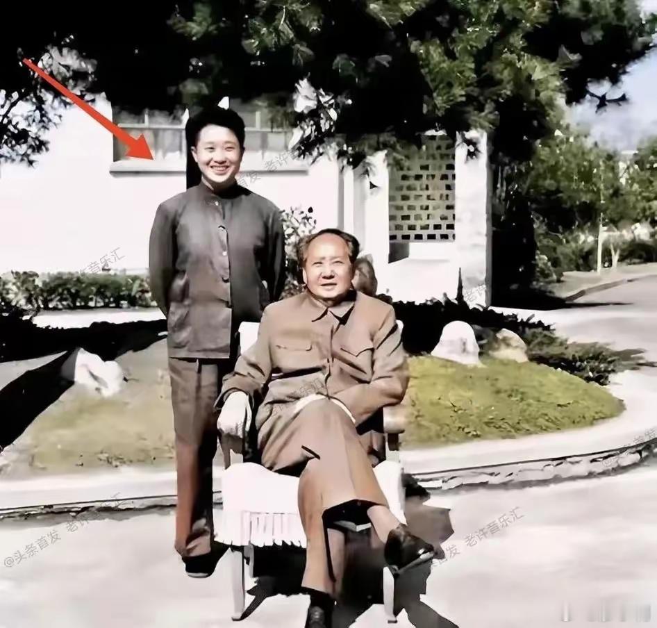 这是主席的珍贵老照片，虽年代久远，却亲切无比。照片中的主席笑容和蔼，坐在椅子上，