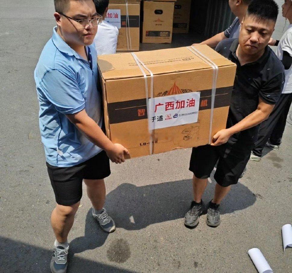 于适捐赠的物资到广西了 捐赠的救灾物资已发车前往贵港受灾一线，包括：高压清淤机、