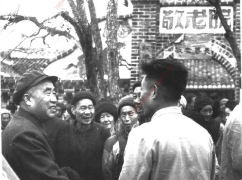 1960年3月11日，朱德在仪陇县将军乡看望敬老院的老人