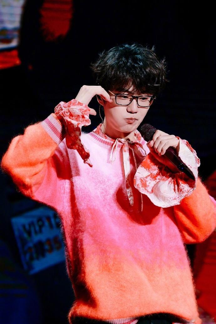 #许嵩 我居然在台上系鞋带#许嵩看演唱会视频还能自嘲，‘我居然在台上系鞋带！’这