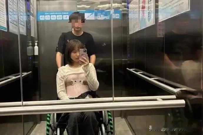 甘肃张先生驾车带女友及家人自驾旅游时与大车相撞，致使女友白女士截瘫。此前双方已谈