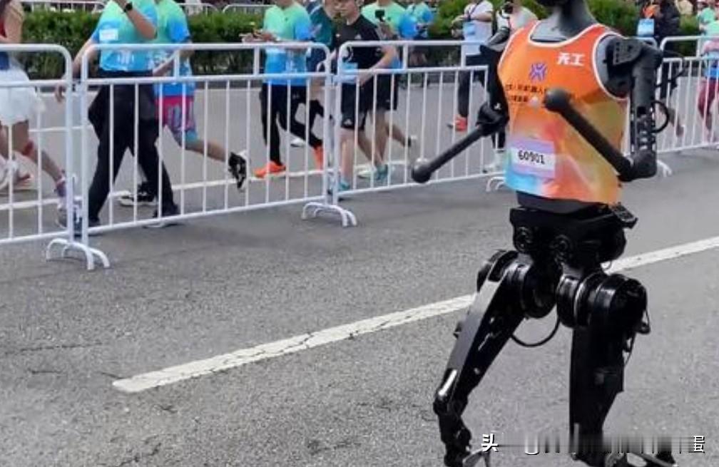 听说机器人跑马拉松，拿了冠军，还破了人类纪录。
我向来是不惮以最坏的恶意来推测科