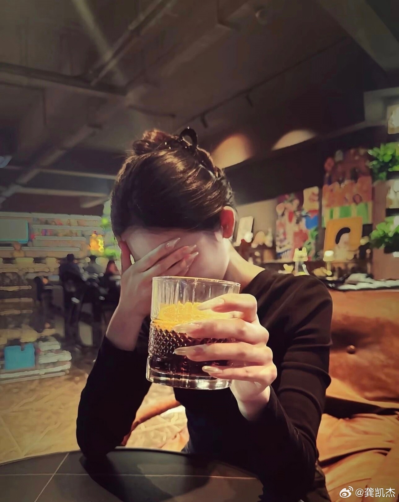 如果遇到这两位酒友，你选择喝白的还是喝红的？实话实说。