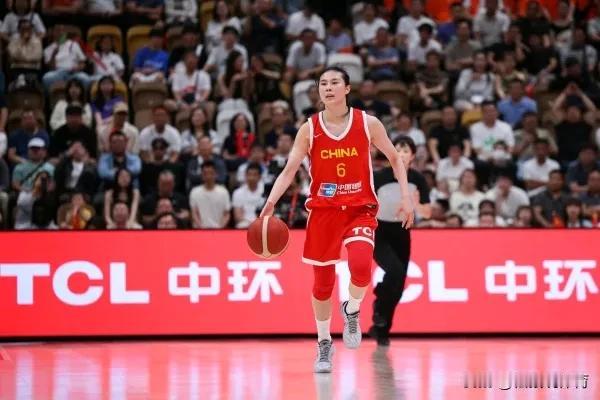 离谱，奥运会中国女篮89-90惜败西班牙女篮，这场比赛出现了很离谱的一幕，球迷看