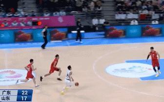 与时间赛跑！徐杰助杜润旺压哨三分，广东25-17领先山东
北京时间11月4日，全