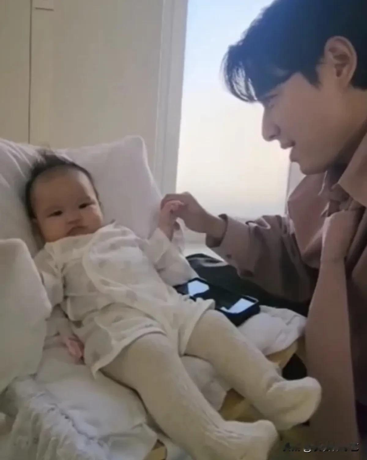 3日，演员李智勋在自己的Instagram上写道"我家孩子已经和爸爸对上话了"，