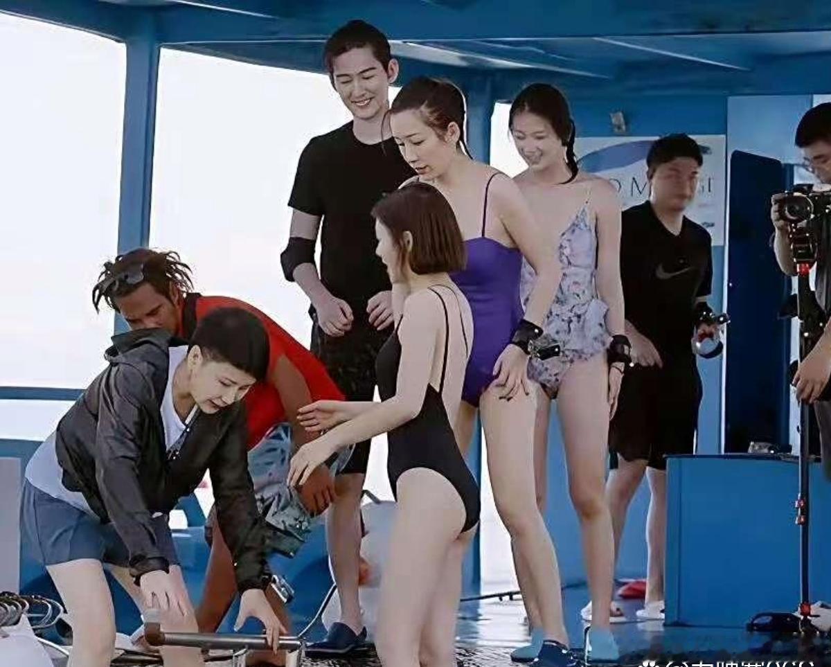 秦岚的身材也太能打了吧，匀称流畅的体态看着真的太养眼了！ 