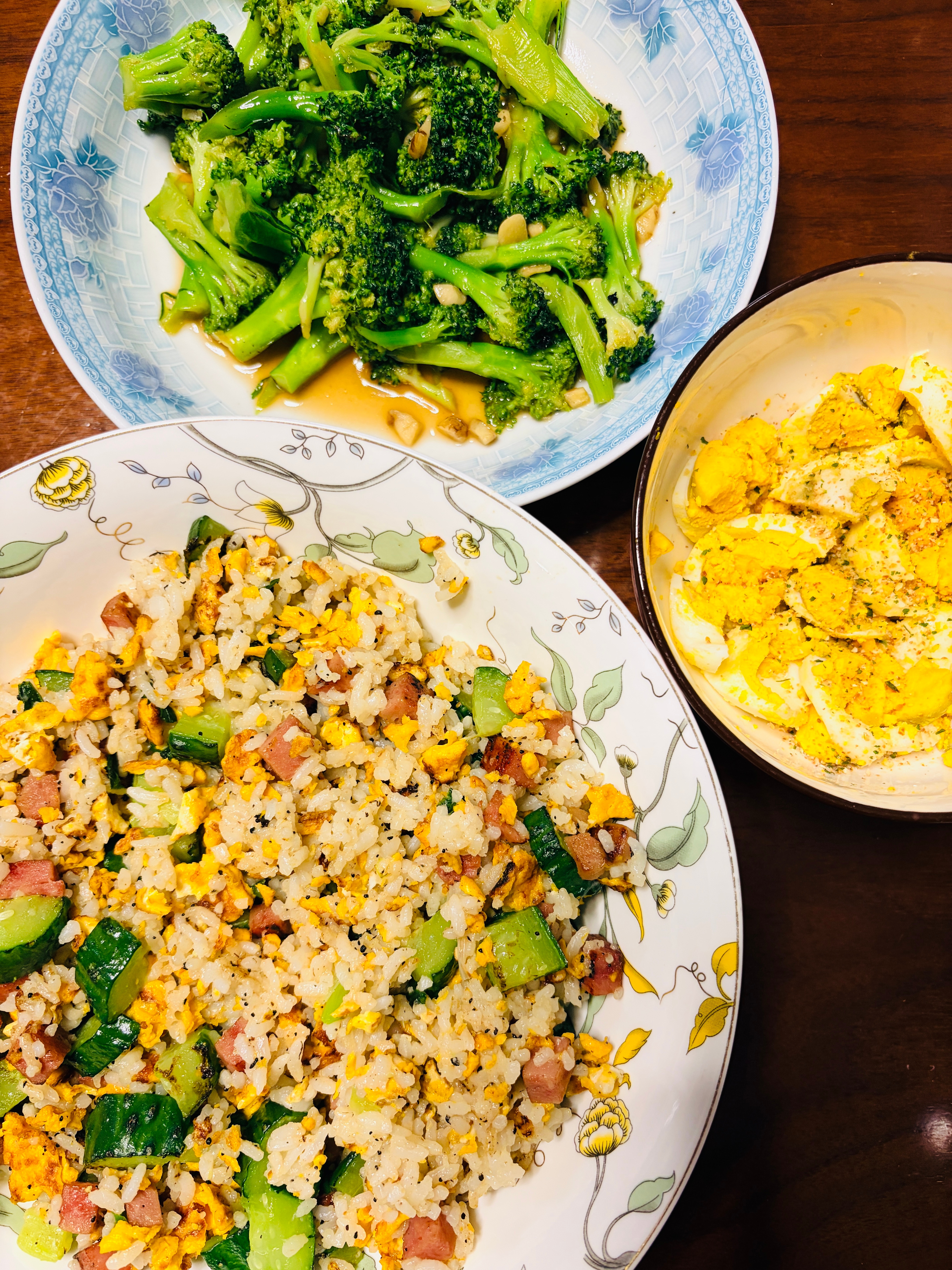 黑松露炒饭，欧芹大蒜盐鸡蛋，蒜蓉西蓝花。干一行爱一行，厨艺再上新台阶