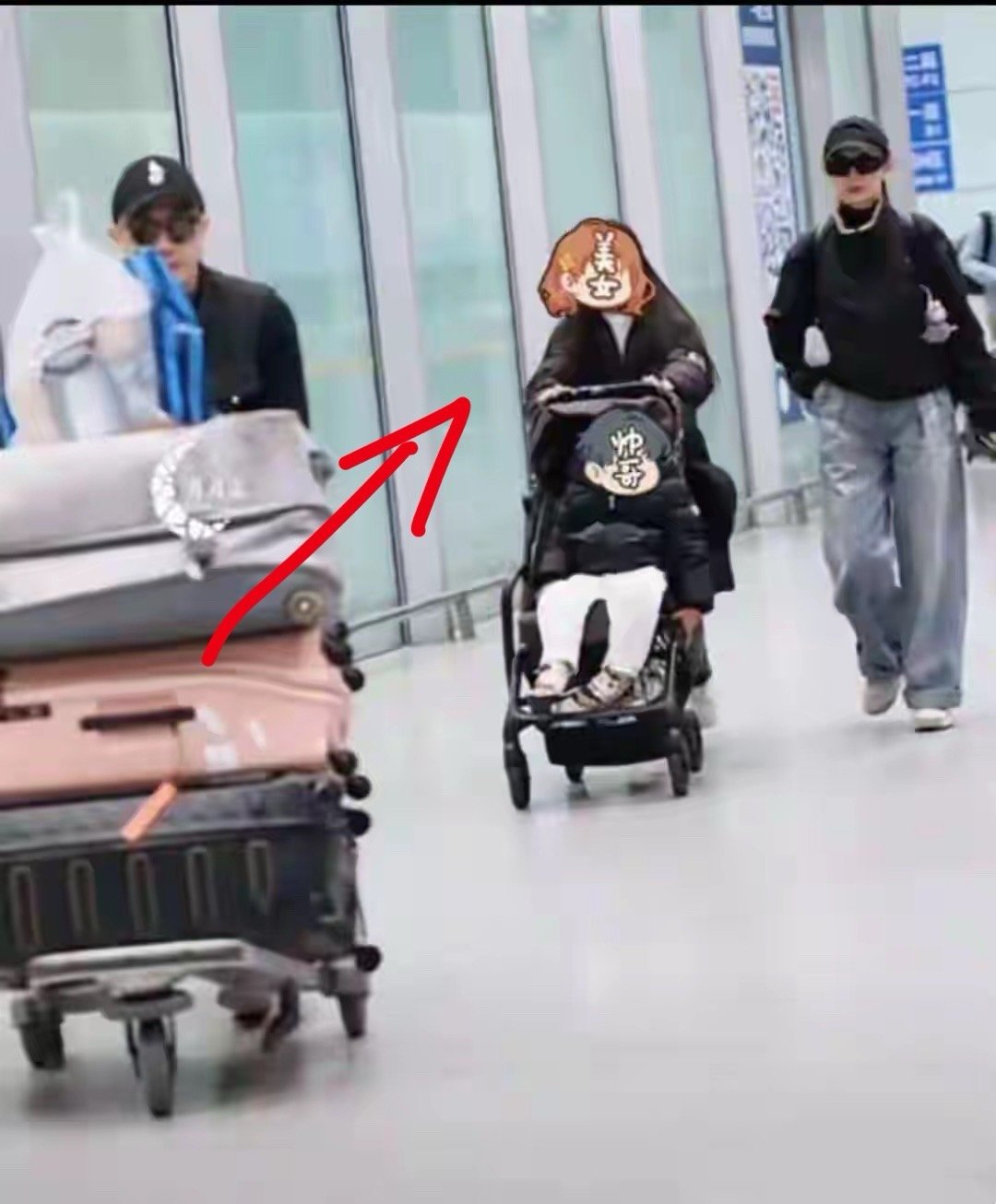 戚薇一家度假归来，10岁Lucky身高近160cm，推婴儿车被误认成保姆 