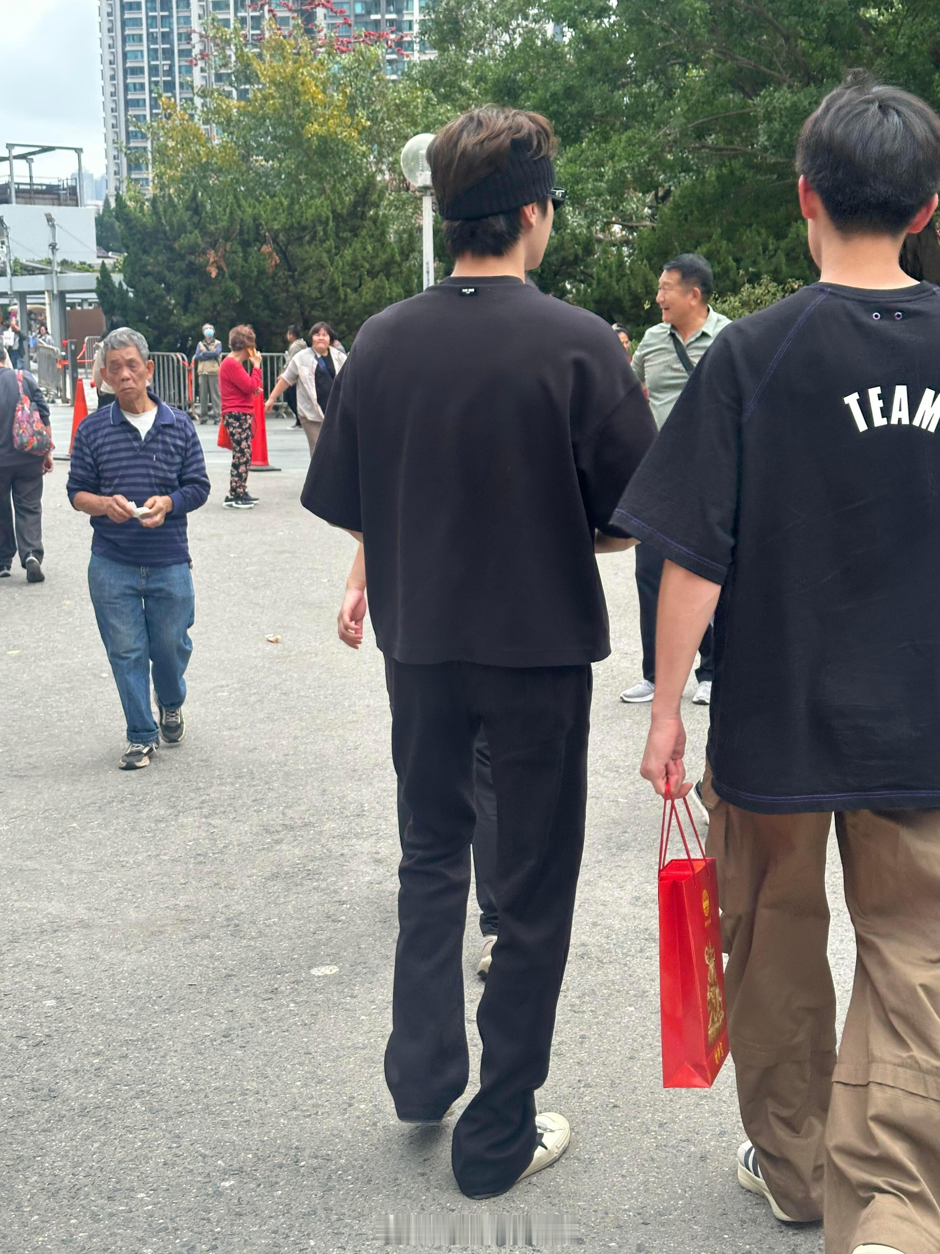 网友香港偶遇许凯！！多久没见新鲜的许凯了