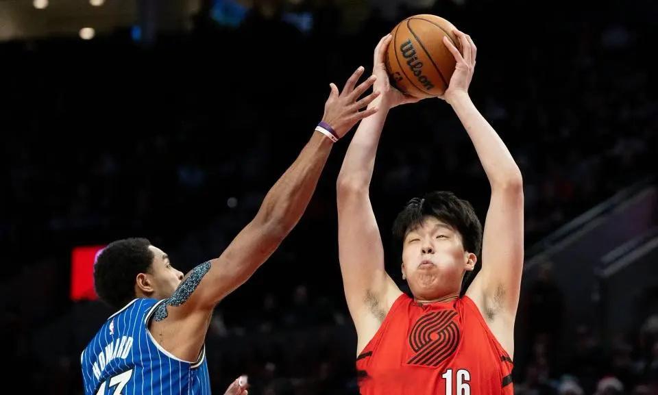 杨瀚森复出4+2+2！开拓者惜败遭魔术双杀 阿夫迪亚25+6+8北京时间12月2