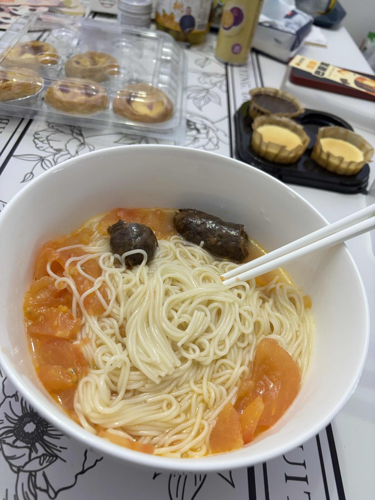 今天是年三十儿，这是我们家年三十的早餐。你们家年三十都吃什么呢？

今天早上做面