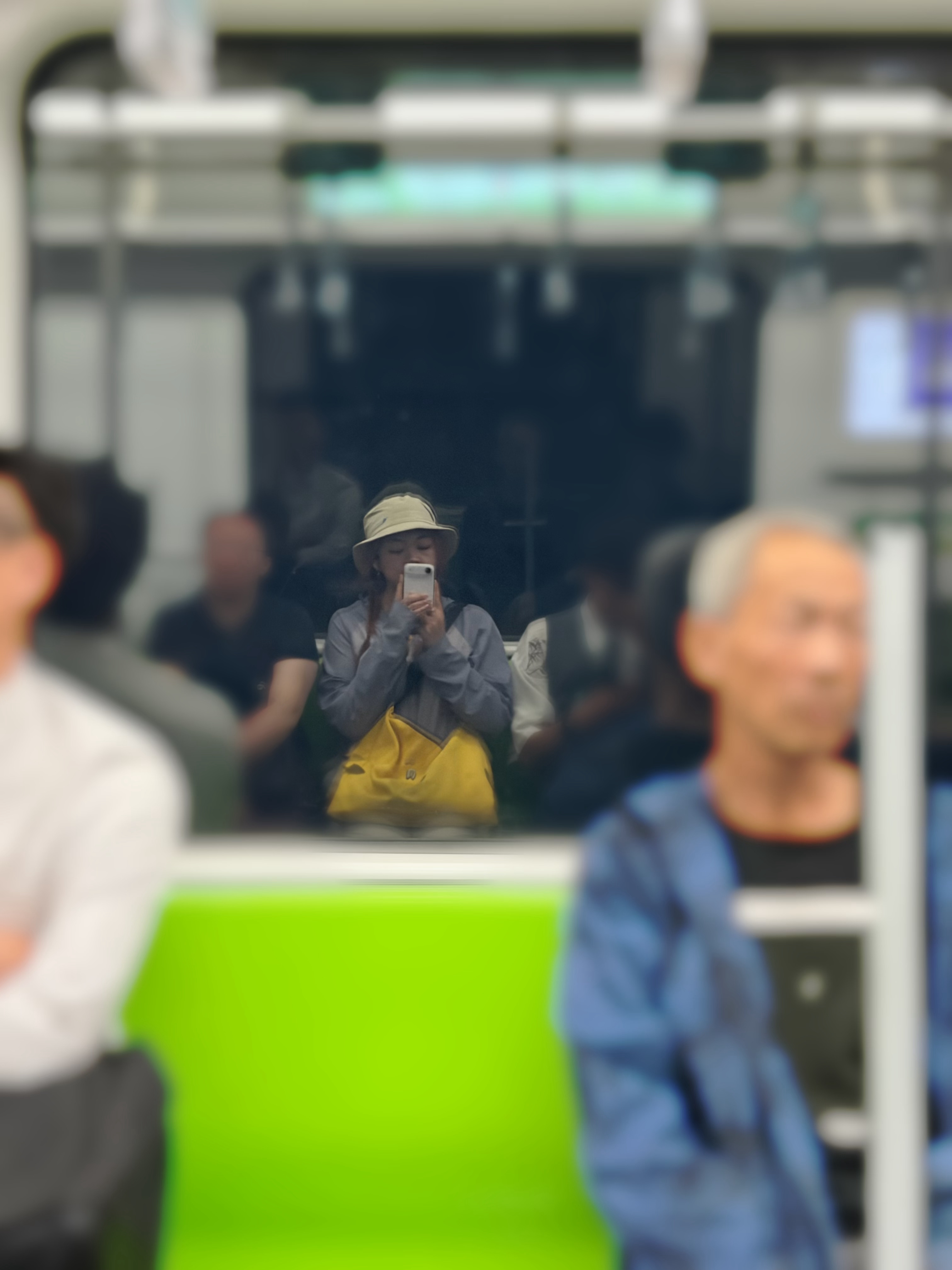 小时候最喜欢坐地铁了上海的轻轨四号线 是个环线轻轨很高很高 可以看到地面所有高楼