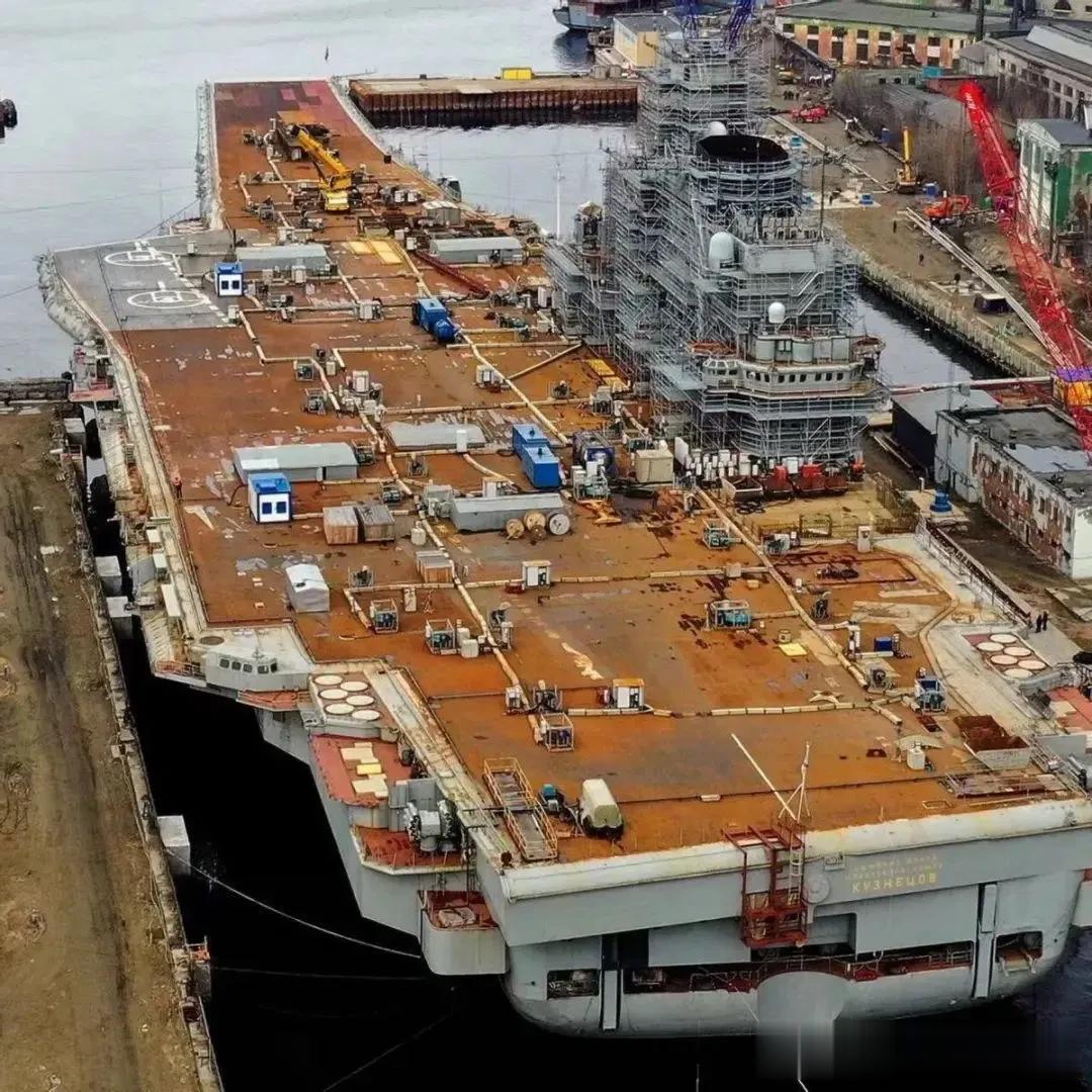 无论如何，俄罗斯总统普京现在面临着艰难的选择。如果他重新调整政策，更换国防部团队