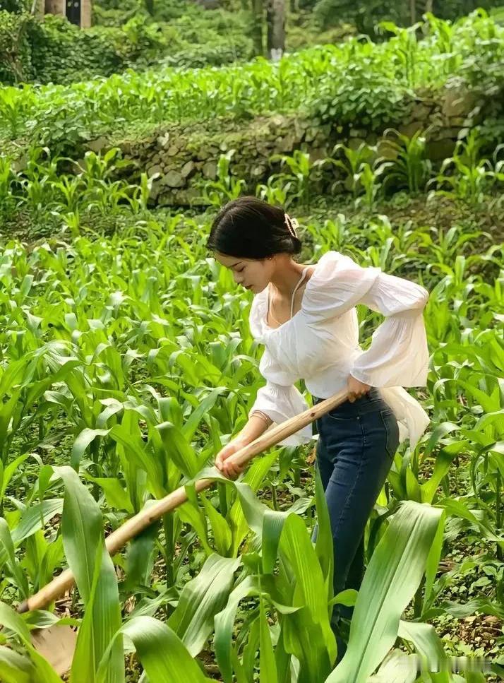 三八妇女节意义非凡。在京举行的纪念大会上，表彰了众多优秀女性。这让我们看到女性在