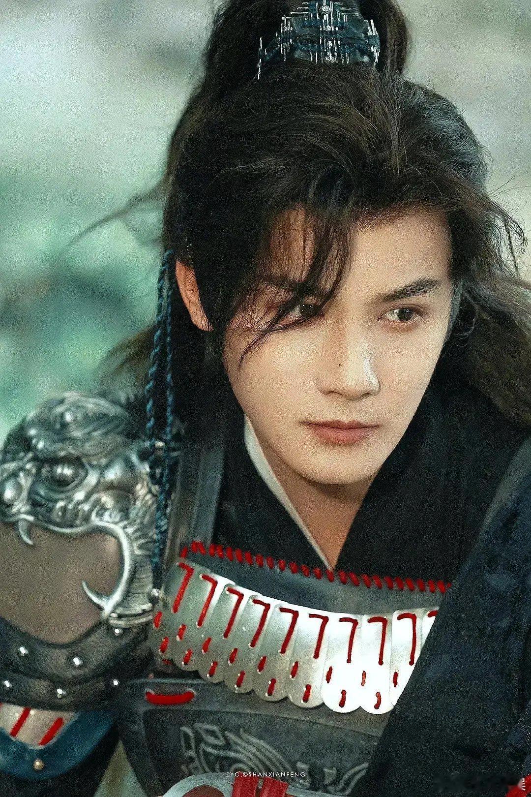 怎么感觉这个人长得这么像檀健次？有人认识吗？ ​​​