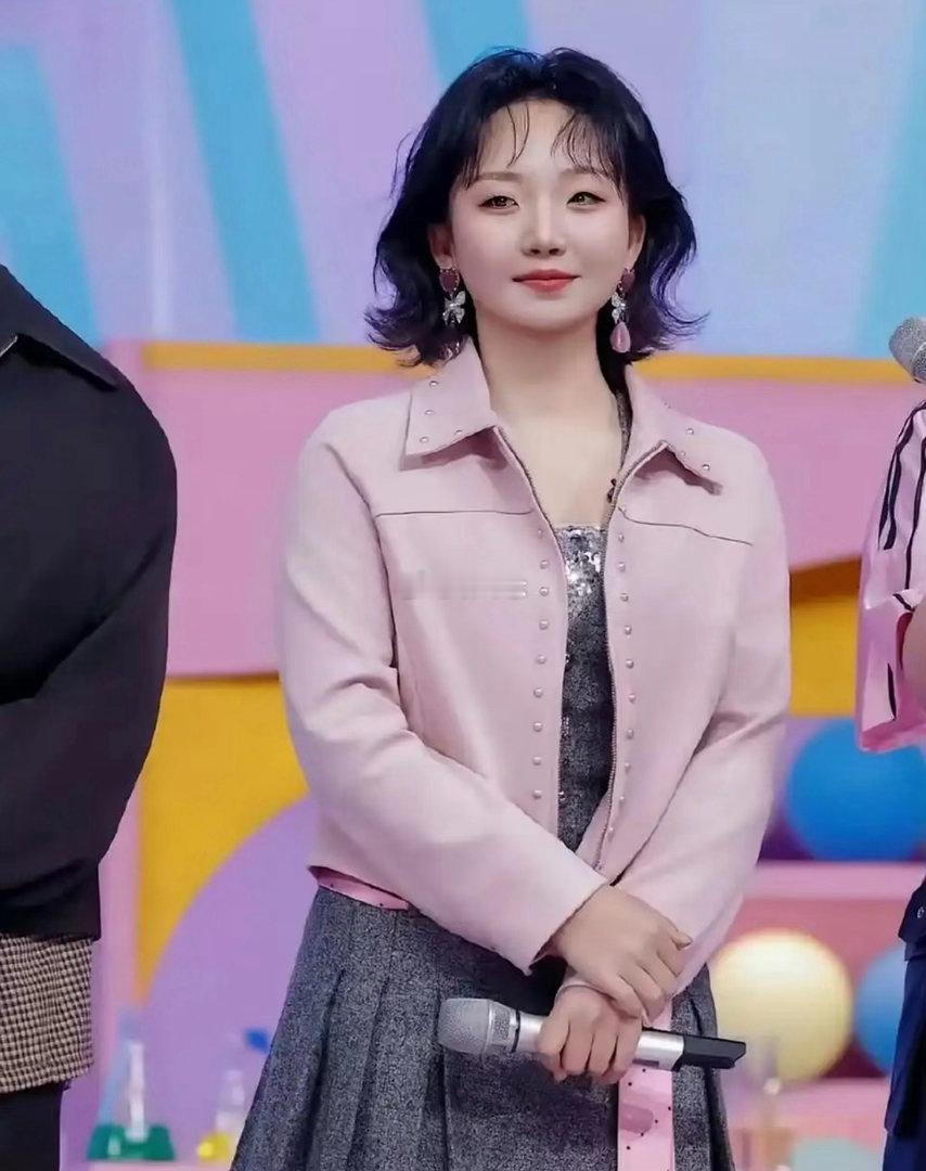 都知道贾玲减肥成功了，这个辣目洋子减肥后换了个头啊！ 