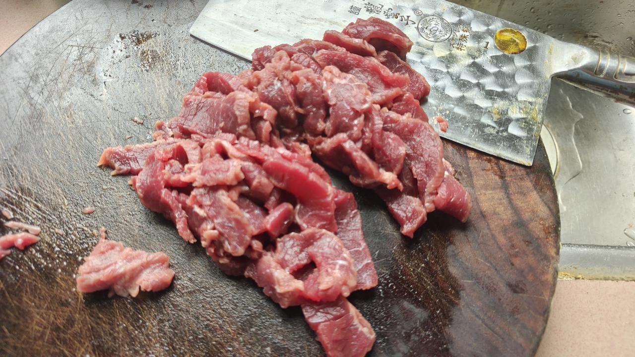 晒晒家中晚餐这是我昨晚的晚餐，我一个孤独老人就靠这些来填饱肚子了。