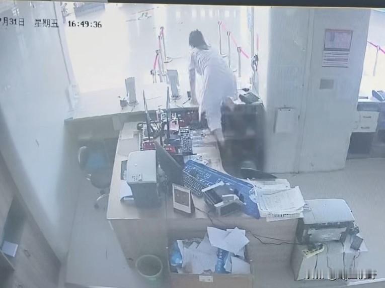这下好了，不仅濮阳的人知道了，连全国人民都知道了！医院收费员小姐姐三步跳窗台紧急