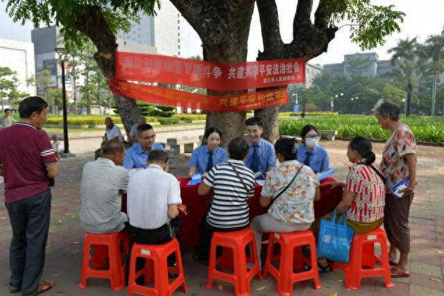湛江市检察院开展深化扫黑除恶专项斗争普法宣传活动