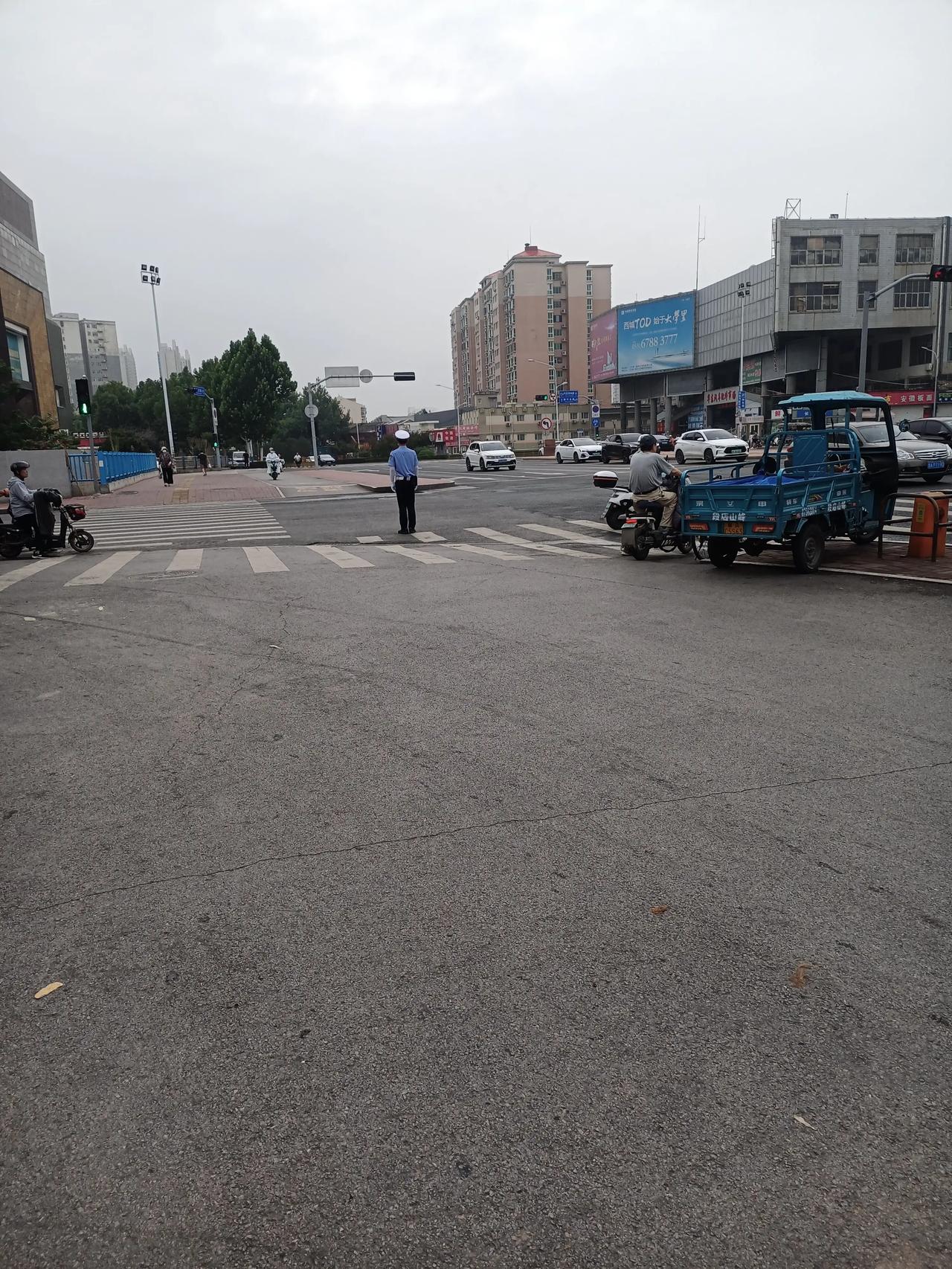 济南的交警不愧是全国排名第一
都在吐槽交警查电动车
但济南的交警却从来没有查过
